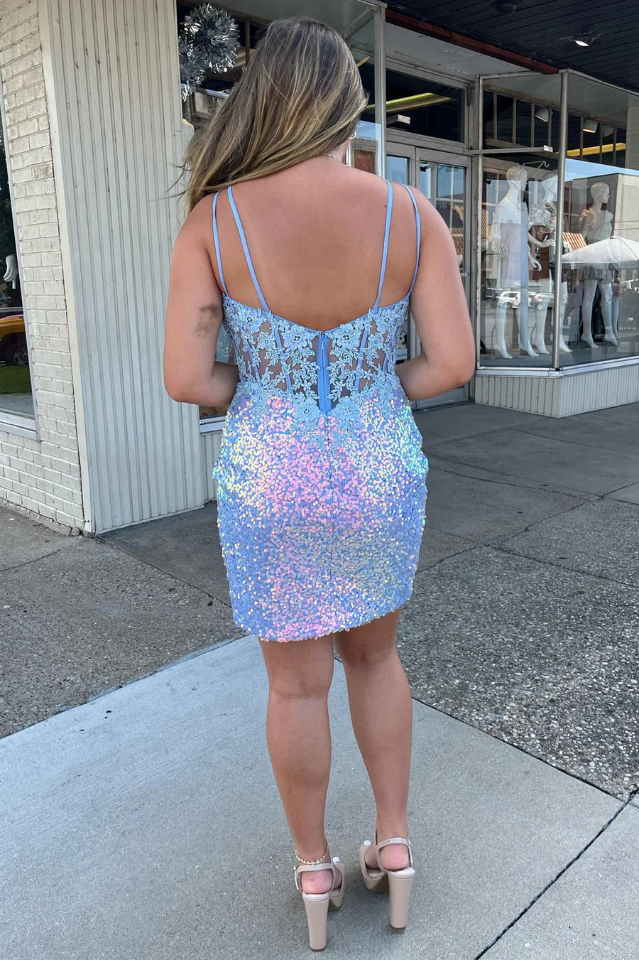 Vestido corto de fiesta con escote en V y corpiño transparente con lentejuelas